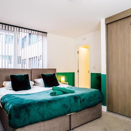 Modern Two-Bedroom Apartment - Central Location, Free Wi-Fi, Ideal For Long Stays By Av Hughes Properties Milton Keynes Extérieur photo
