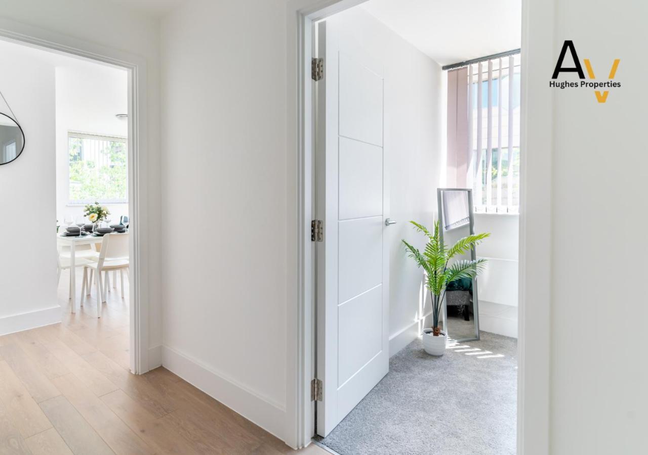Modern Two-Bedroom Apartment - Central Location, Free Wi-Fi, Ideal For Long Stays By Av Hughes Properties Milton Keynes Extérieur photo